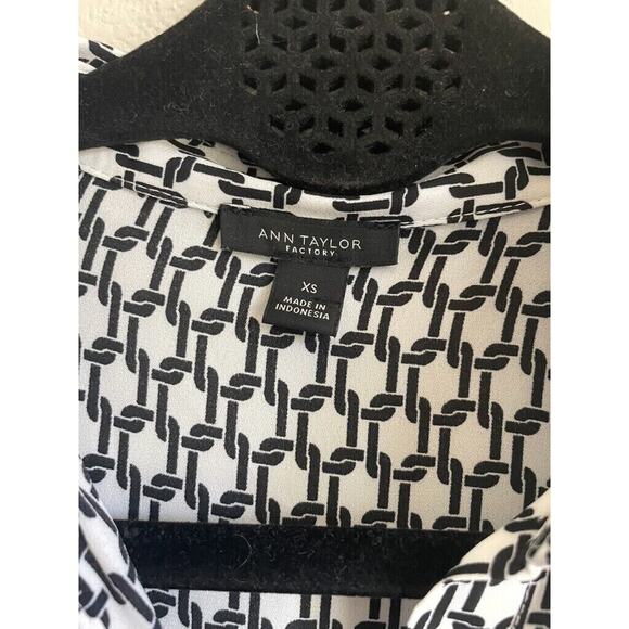 Ann Taylor Factory Blouse‎ XS Black White Geometric Long Sleeve Career - Picture 4 of 4